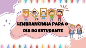 Imagem de capa: Uma divertida lembrancinha para o Dia do Estudante! Caixinhas em formato de lápis recheadas de guloseimas estão rodeadas por objetos escolares coloridos, como cadernos, lápis e borrachas. Ideal para celebrar a data de forma criativa e especial.